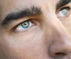 &nbsp;دلیل تغییرات عجیب چشم ها و عمل و عکس العمل غیرطبیعی آن&nbsp;