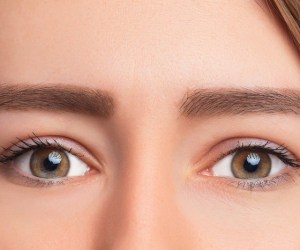 تغییرات چشمان فردی که مشکل تیروئید دارد