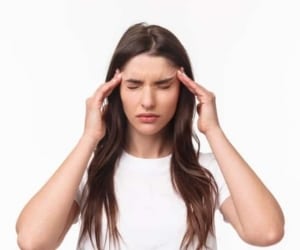 سوزش سر، نشانه چه است؟ بررسی علل و درمان