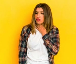 خارش گلو&nbsp;از علل و علائم تا راههای درمان و تسکین