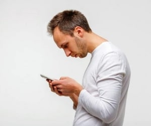 خیره شدن به موبایل برای نوشتن پیامک و فشار 27 کیلویی بر ستون فقرات