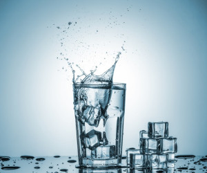 مضرات باورنکردنی و معایب نوشیدن آب یخ