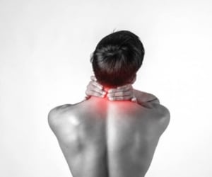 آنچه باید در مورد قولنج گردن و شکستن آن بدانید