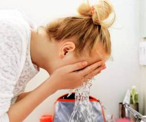 اشتباهات رایج در شستشوی صورت که زیبایی پوست را خراب می کند