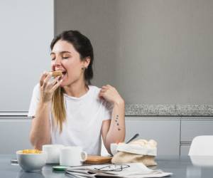 چگونه بد جویدن غذا می تواند روی ظاهر و سلامت ما تاثیر بگذارد؟