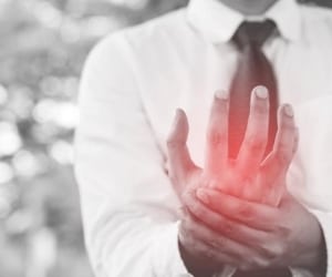 بررسی علل و دلایل متفاوت و جدی تر بی حسی دست