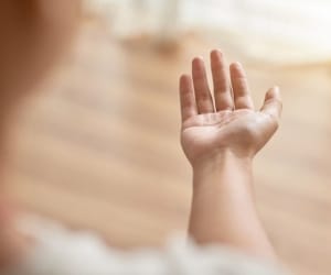 روش قدیمی ژاپنی ها برای درمان دردها با فشار نقاطی در دست