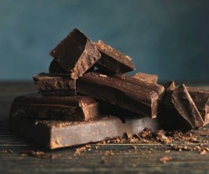 آشنایی با خواص و مضرات شکلات تلخ