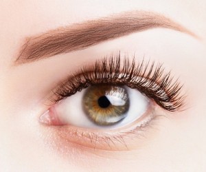 سرم روغن کرچک؛ داروی طبیعی تقویت مژه