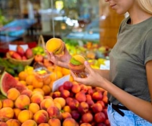 نکاتی مهم برای حفظ سلامتی حین خرید میوه و مواد غذایی