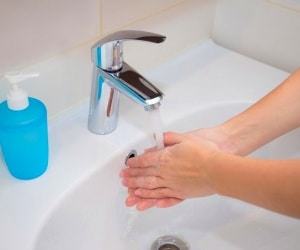 خطرات نشستن دست بعد از رفتن به دستشویی