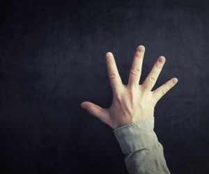 اگر متوجه این تغییر در دستانتان شدید، حتماً تست سرطان بدهید