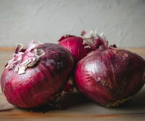 فواید و اثرات مثبت خوردن روزانه پیاز