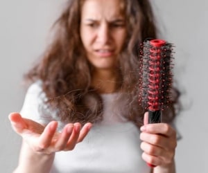 در صورت ریزش موها، از این شانه استفاده نکنید