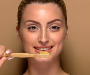 اگر می خواهید جوان بمانید؛ در حین مسواک زدن این کارها را انجام دهید