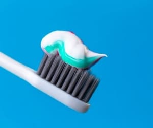آیا مسواک زدنِ دندان باعث حساسیت پوست می شود؟