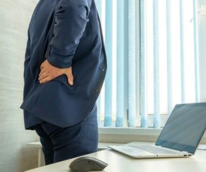 بررسی دلایل کمردردهای رایج و راه حل آن