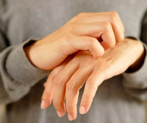 خطرات و عوارض جدی کندن زخم خشک شده