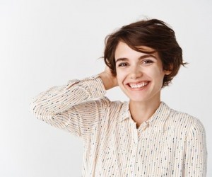 همه چیز درباره خنده عصبی و علل و درمانش