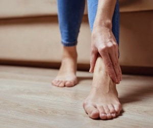 بررسی علل سنگینی پاها و راه درمان خانگی آن