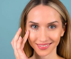 اهمیت کرم دورچشم و روش صحیح استفاده از آن