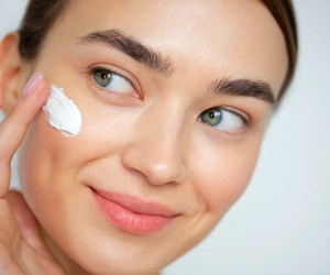 استفاده از کرم دور چشم برای کل صورت؛ صحیح یا غلط؟