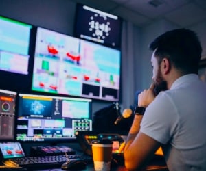 خطر خیره شدن به صفحات نمایش، مانیتور و گوشی