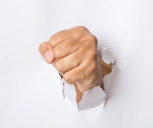 دلیل به دیوار مشت زدن مردان هنگام عصبانیت
