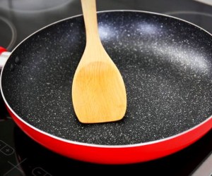 عوارض استفاده از ظروف تفلون خط و خش دار