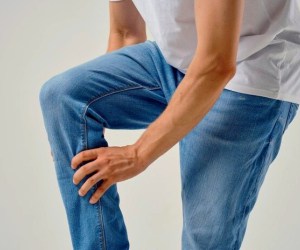 دلیل زانو درد صبحگاهی و بیدار شدن از خواب با زانو درد
