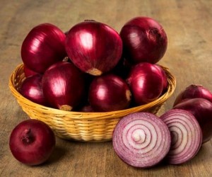 خواص پیاز و فواید و عوارض پیاز برای زیبایی پوست و مو