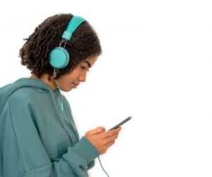 آیا استفاده از اینترنت بر نمرات بچه ها تاثیر می گذارد؟