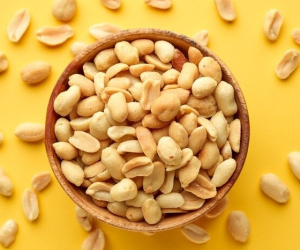 کالری بادام زمینی ساده و روکش دار