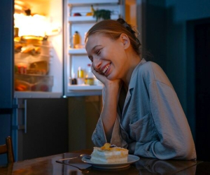 عوارض خوردن غذاهای شیرین و شیرینی قبل خواب