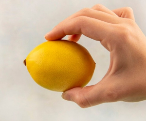 عوارض لیمو ترش و آب آن برای چه کسانی بیشتر است؟