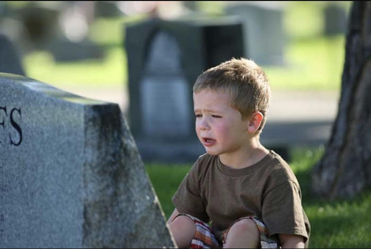 احساس غم : با كودك چگونه از مرگ صحبت كنيم: كودكان به روشهاى مختلف نسبت به مرگ واكنش نشان مى دهند