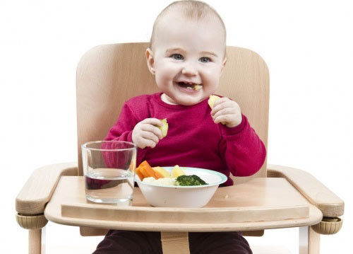 تشویق کردن کودک به مستقل غذا خوردن