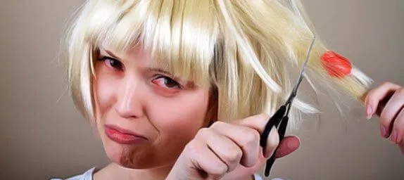 ترفندهای ساده برای جدا کردن آدامس گیرافتاده در موها