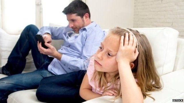 فابینگ چیست و چگونه روابط اجتماعی و شخصی ما را تهدید می‌کند؟
