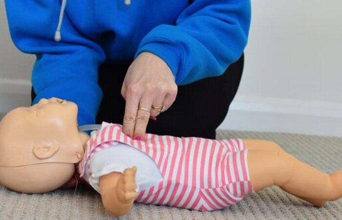 اگر چیزی توی گلوی نوزاد گیر کرد و راه تنفسی‌اش بسته شد چه کار کنیم؟