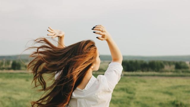 آیا شامپوهای حاوی بیوتین به رشد موها کمک می‌کنند؟