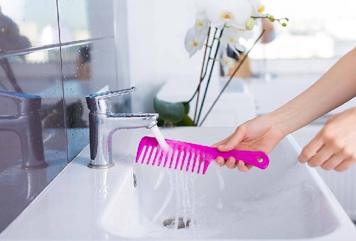چگونه برس و شانه موها را تمیز کنیم؟