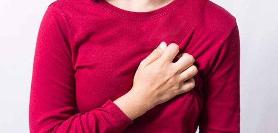 چرا یائسگی باعث خارش سینه می‌شود؟