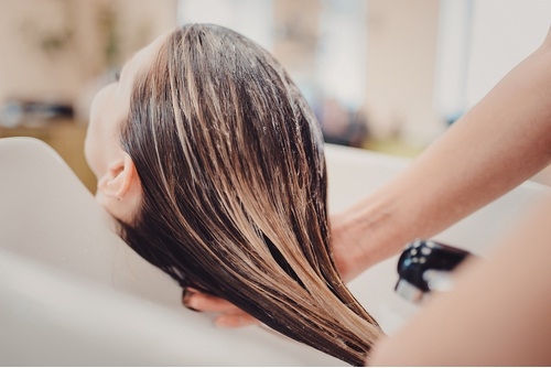 موس، سرم یا نرم‌کننده؛ پس از شستن موها از کدام محصول استفاده کنیم؟