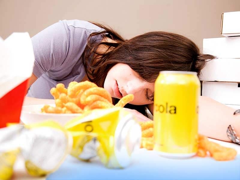 چرا خواب‌آلودگی، پس از غذا اتفاق می‌افتد؟