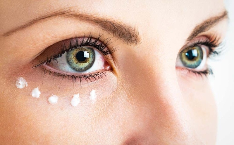 آیا کرم دور چشم باید دارای رتینول باشد؟