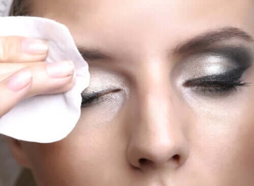 دستمال مرطوب پاک‌کننده آرایش یا میسلارواتر؛ کدام انتخاب بهتری است؟