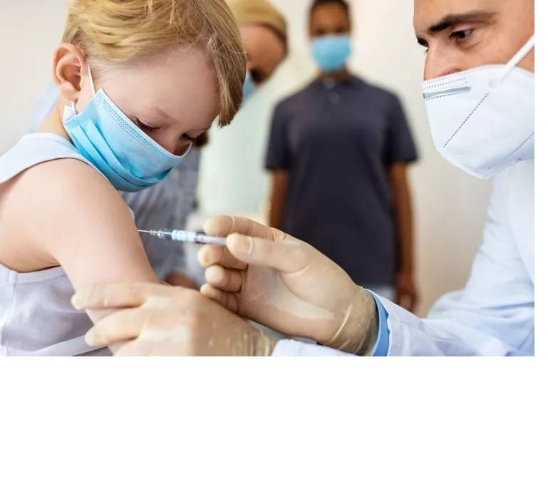چگونه به کودک خود هنگام واکسیناسیون کمک کنید
