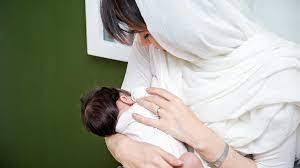 آیا وقتی کودک شما بیمار است شیر مادر تغییر می‌کند؟